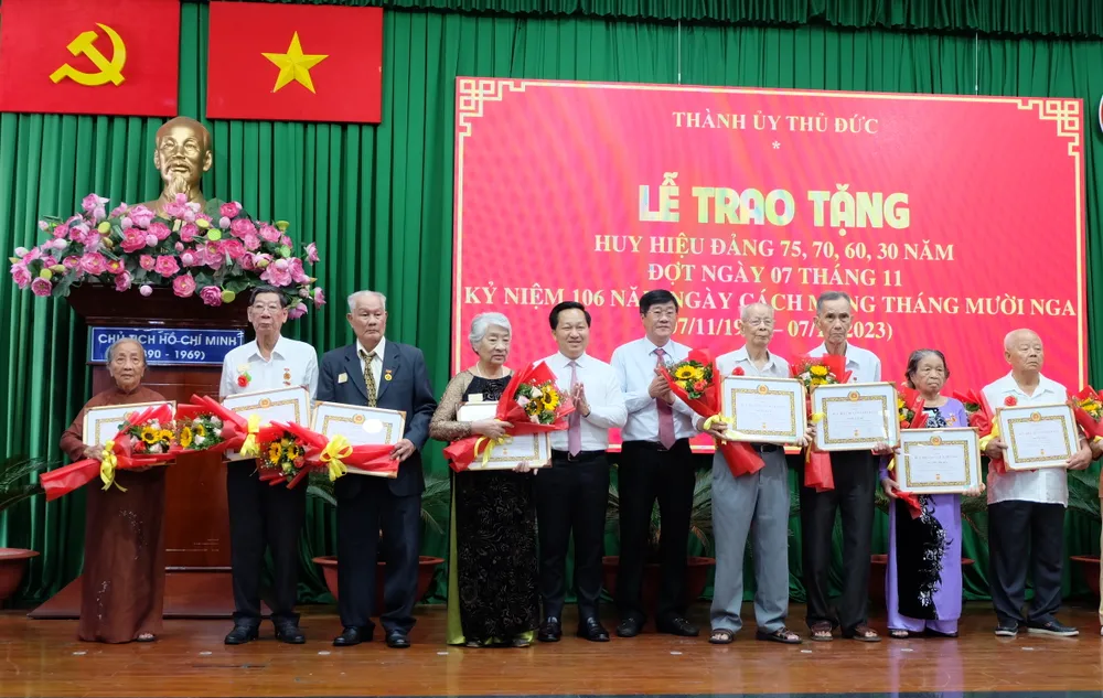 Các đồng chí đảng viên vinh dự nhận Huy hiệu 60 năm tuổi Đảng