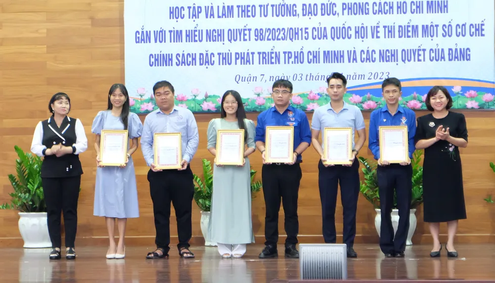 Đại diện các tập thể nhận giải khuyến khích hình thức thi trực tiếp