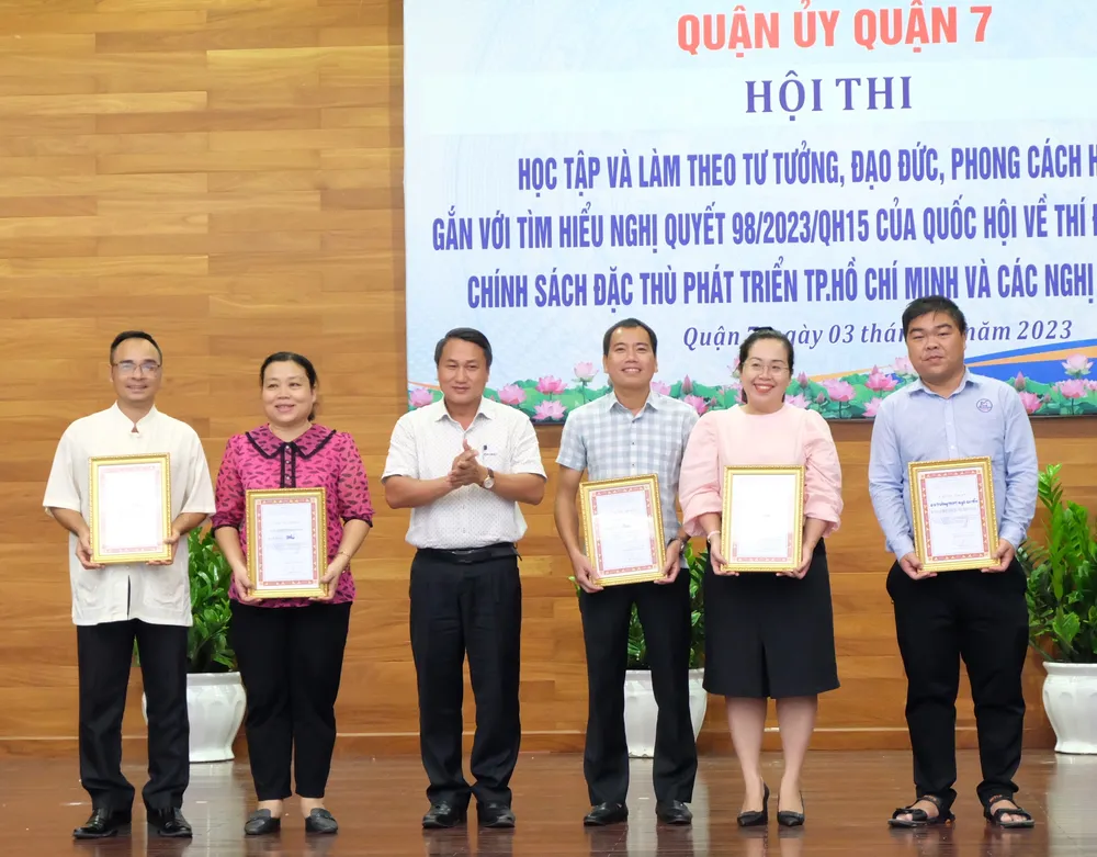 Phó Bí thư Thường trực Quận ủy quận 7 Trần Chí Dũng trao giải nhất, nhì, ba cho các đơn vị ở hình thức thi trực tiếp