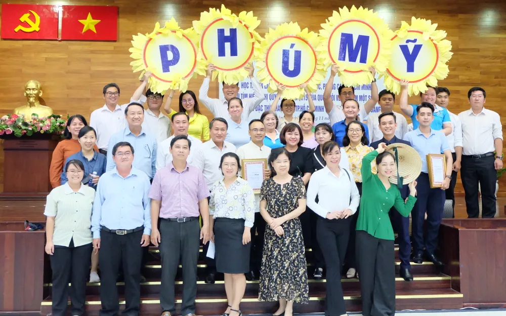 Các đơn vị tham dự hội thi chụp hình cùng Ban tổ chức hội thi