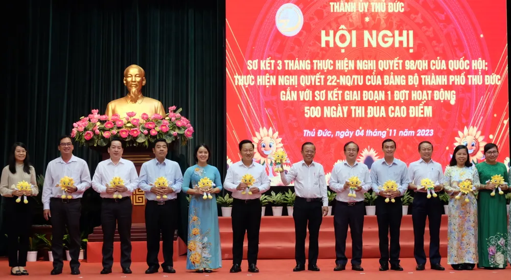 Các thành viên Tổ Nghiên cứu thực hiện Nghị quyết 98 và đại diện các Nhóm giúp việc Tổ Nghiên cứu ra mắt