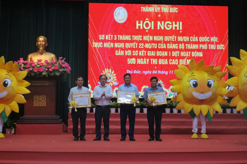 Phó Bí thư Thường trực Thành ủy TP Thủ Đức Nguyễn Phước Hưng trao giải Nhì cho các tác giả, đại diện nhóm tác giả đoạt giải