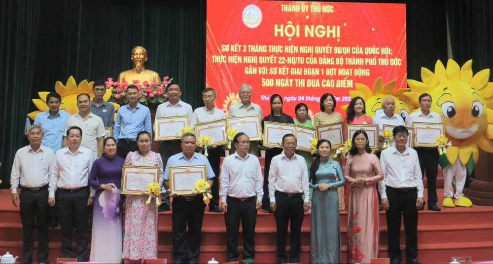 Các tác giả, đại diện nhóm tác giả có bài viết đoạt giải Cuộc thi hiến kế về thực hiện Nghị quyết 98