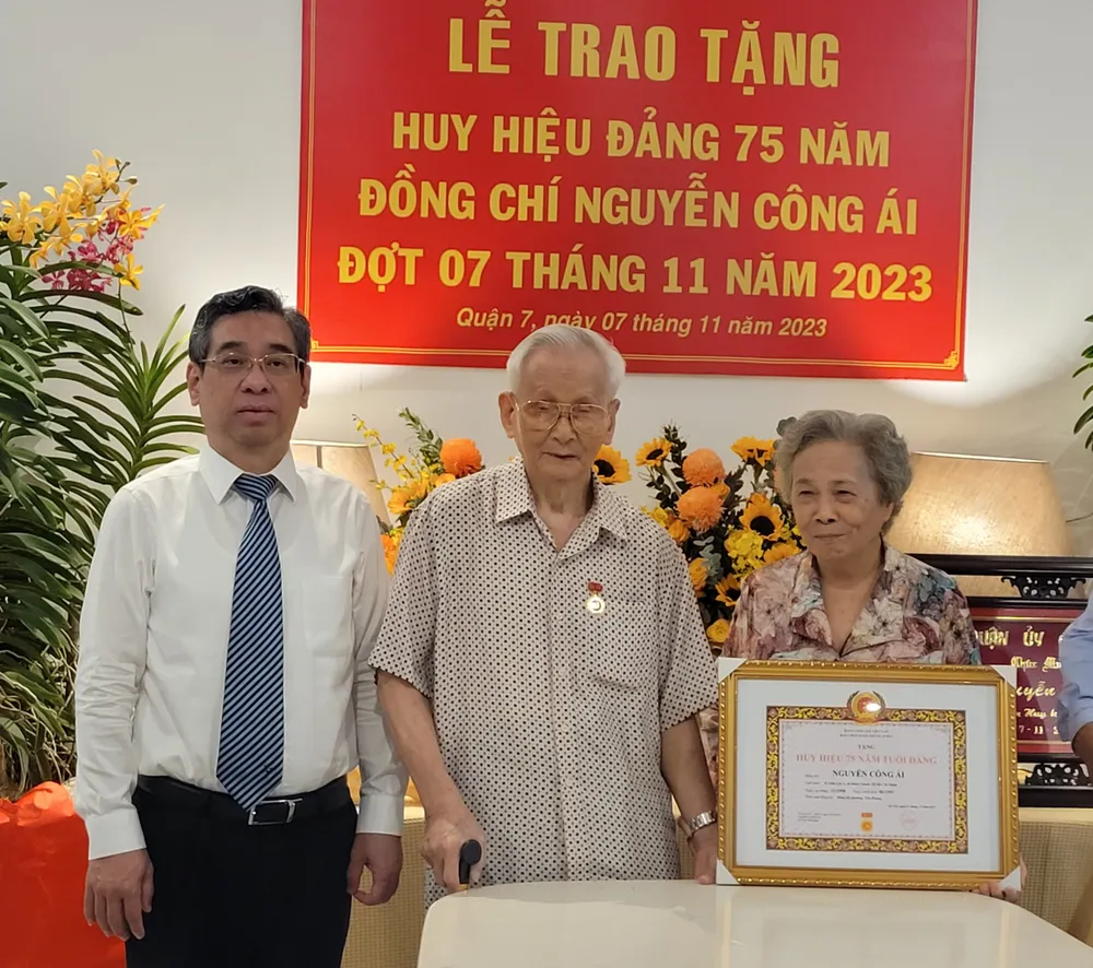 Phó Bí thư Thành ủy TPHCM Nguyễn Phước Lộc trao tặng Huy hiệu 75 năm tuổi Đảng đến đồng chí Nguyễn Công Ái, nguyên Chủ tịch UBND TPHCM