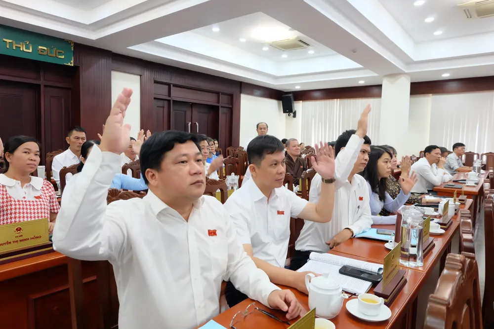 Các đại biểu biểu quyết thống nhất miễn nhiệm chức danh Phó Chủ tịch UBND TP Thủ Đức Nguyễn Hữu Anh Tứ