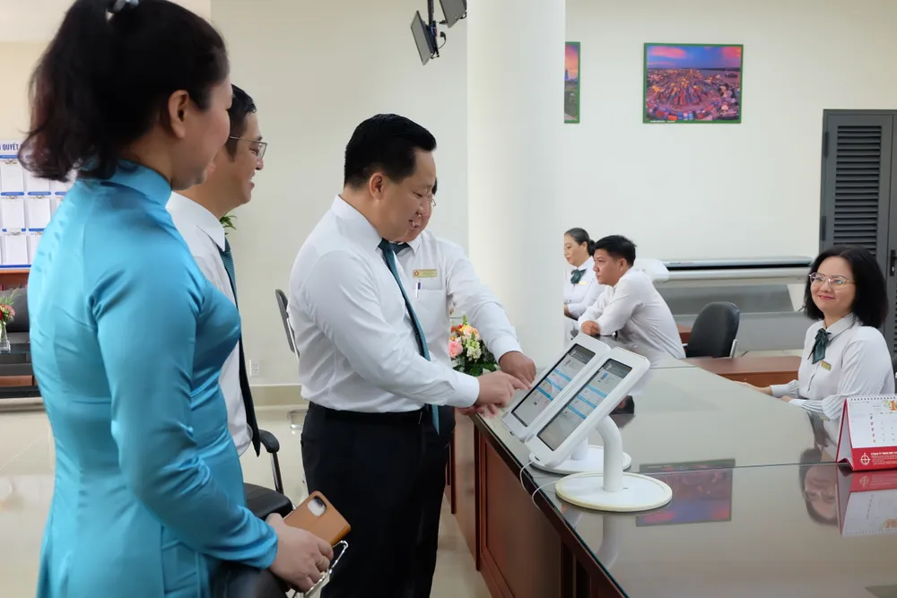 Chủ tịch UBND TP Thủ Đức Hoàng Tùng trải nghiệm thực tế thiết bị đánh giá mức độ hài lòng của người dân, doanh nghiệp tại Trung tâm Hành chính công TP Thủ Đức