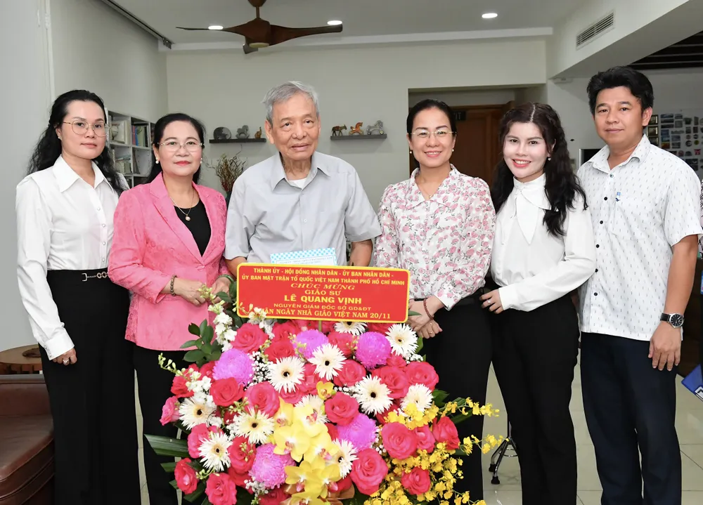 Đoàn lãnh đạo TPHCM do Chủ tịch HĐND TPHCM Nguyễn Thị Lệ làm trưởng đoàn đến thăm, chúc mừng GS Lê Quang Vịnh nhân Ngày Nhà giáo Việt Nam. Ảnh VIỆT DŨNG