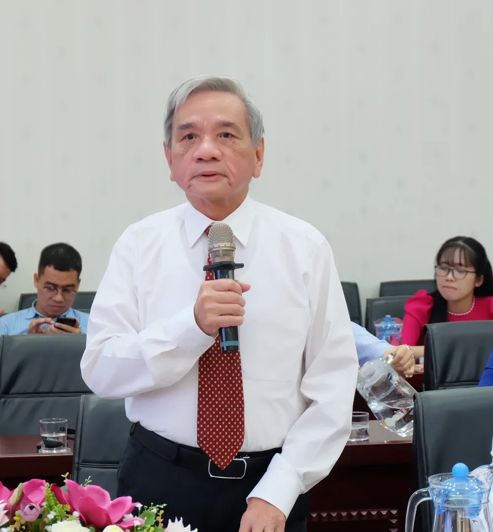 Ông Trần Bá Hà, Bí thư Chi bộ Khu phố 1, phường Bến Nghé, quận 1 trình bày nhiều thực tiễn từ cơ sở trong vận động nhân dân giám sát cán bộ, đảng viên Ông Trần Bá Hà, Bí thư Chi bộ Khu phố 1, phường Bến Nghé, quận 1 trình bày nhiều thực tiễn từ cơ sở trong vận động nhân dân giám sát cán bộ, đảng viên