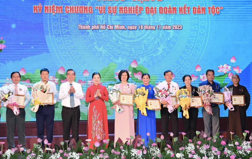 Các cá nhân nhận Kỷ niệm chương "Vì sự nghiệp đại đoàn kết dân tộc". Ảnh VIỆT DŨNG