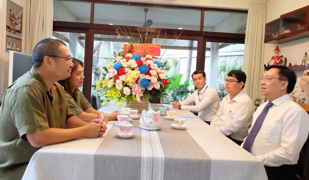 Đoàn lãnh đạo TPHCM do đồng chí Lê Hồng Sơn, Phó Trưởng ban Thường trực Ban Tuyên giáo Thành ủy TPHCM làm trưởng đoàn đã đến thăm, chúc mừng gia đình cố PGS.TS Trần Chí Đáo Đoàn lãnh đạo TPHCM do đồng chí Lê Hồng Sơn, Phó Trưởng ban Thường trực Ban Tuyên giáo Thành ủy TPHCM làm trưởng đoàn đã đến thăm, chúc mừng gia đình cố PGS.TS Trần Chí Đáo