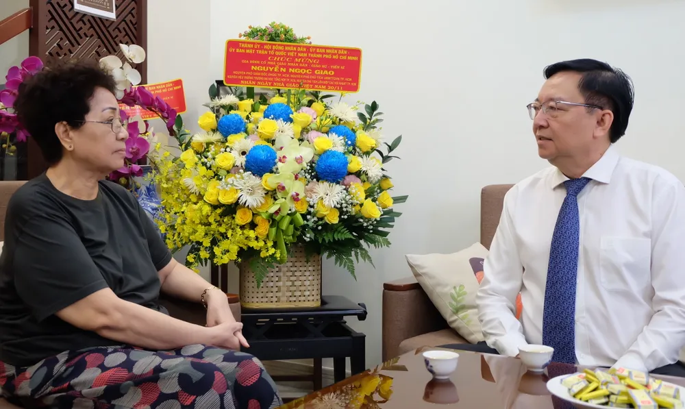 Đồng chí Lê Hồng Sơn thăm hỏi gia đình cố GS-TS Nguyễn ngọc Giao Đồng chí Lê Hồng Sơn thăm hỏi gia đình cố GS-TS Nguyễn ngọc Giao