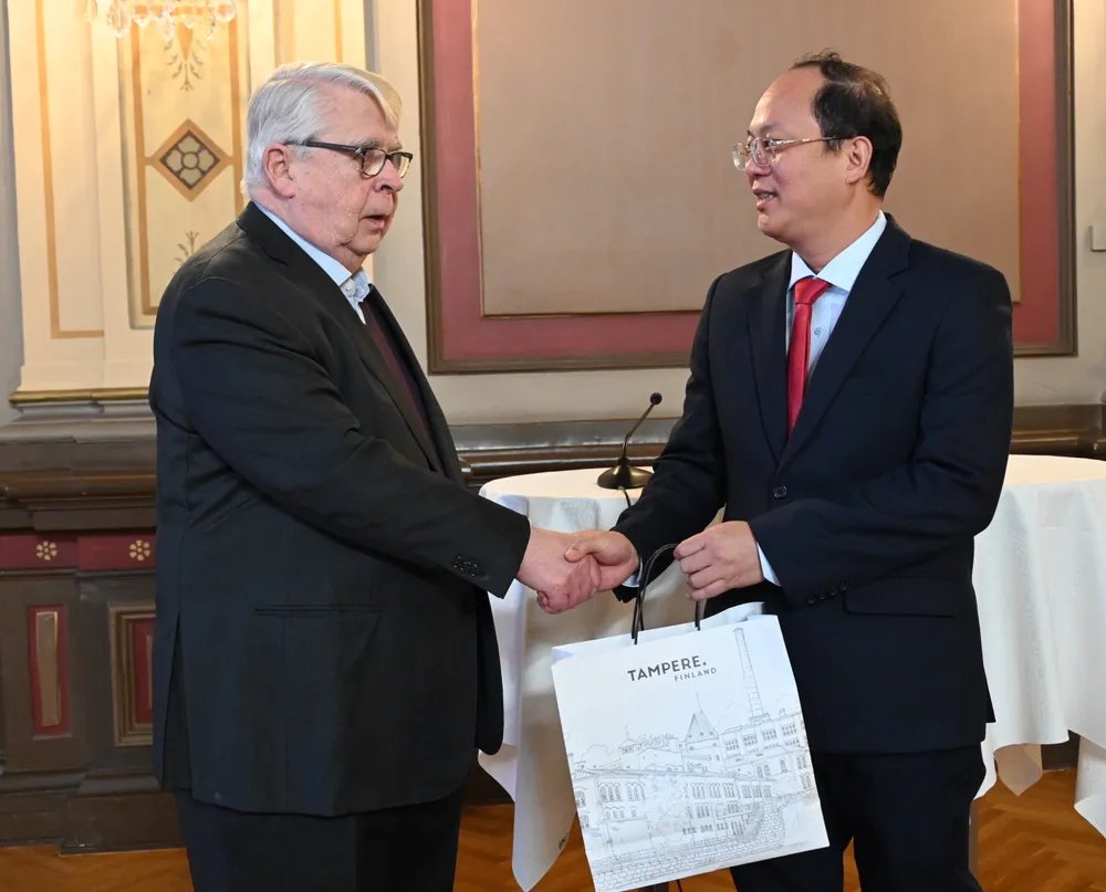 Ông Kalervo Kummola, Thị trưởng thành phố Tampere tặng quà Phó Bí thư Thành ủy TPHCM Nguyễn Hồ Hải