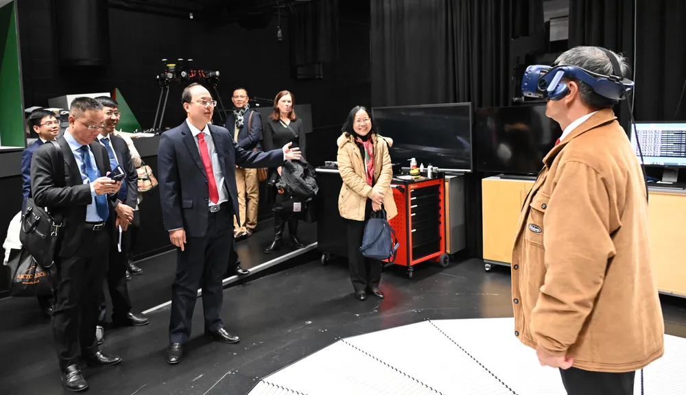 Thành viên trong Đoàn đại biểu TPHCM trải nghiệm công nghệ thực tế ảo được phát triển bởi Phòng Lab công nghệ hình ảnh nhập vai thuộc Đại học Tampere