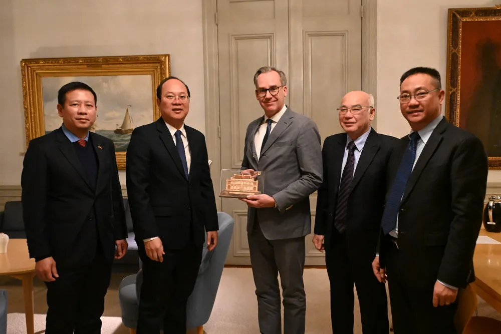 Phó Bí thư Thành ủy TPHCM Nguyễn Hồ Hải tặng quà lưu niệm đến ông ông Hakan Jevrell, Thứ trưởng Ngoại thương và Hợp tác phát triển quốc tế Thụy Điển Phó Bí thư Thành ủy TPHCM Nguyễn Hồ Hải tặng quà lưu niệm đến ông ông Hakan Jevrell, Thứ trưởng Ngoại thương và Hợp tác phát triển quốc tế Thụy Điển