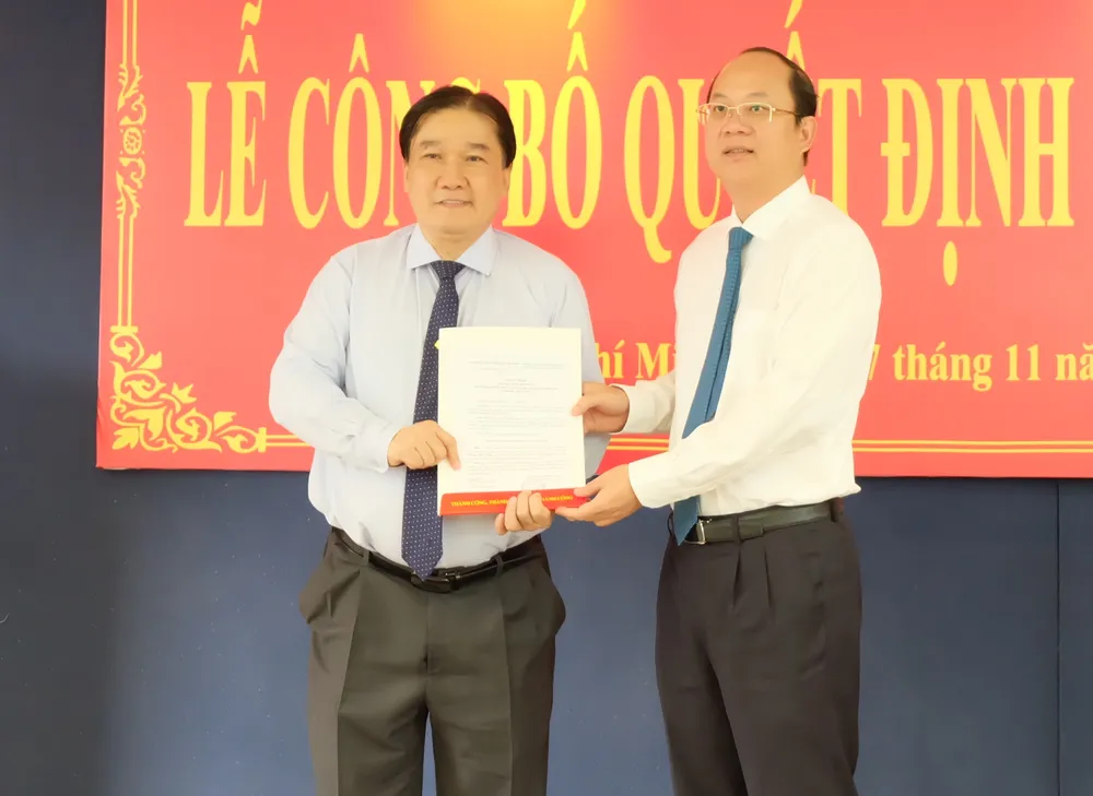 Phó Bí thư Thành ủy TPHCM Nguyễn Hồ Hải trao quyết định đến đồng chí Trương Đức Hùng