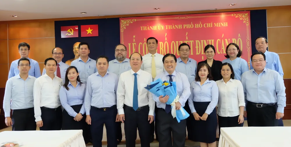 Lãnh đạo Thành ủy TPHCM và lãnh đạo Saigontourist chúc mừng đồng chí Trương Đức Hùng được công nhận là Phó Bí thư Đảng ủy Saigontourist