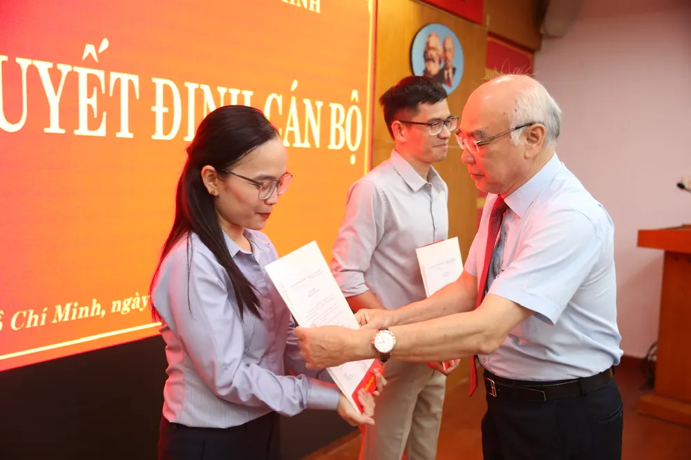 29-12-truong-ban-tuyen-giao-thanh-uy-tphcm-trao-quyet-dinh-can-bo-tai-nha-xuat-ban-tong-hop-8461.jpg