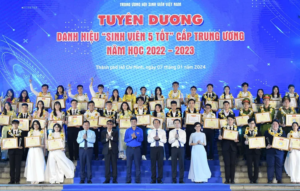 7-1-bi-thu-thanh-uy-tphcm-nguyen-van-nen-va-bi-thu-thu-nhat-trung-uong-doan-bui-quang-huy-chuc-mung-cac-ca-nhan-duoc-tuyen-duong-sinh-vien-5-tot-cap-trung-uong-2253.jpg