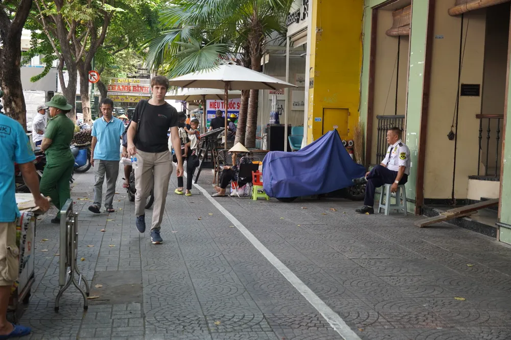 Với phần vỉa hè rộng rãi, tuyến đường Phan Bội Châu (phường Bến Thành) cũng được đưa vào thí điểm thu phí sử dụng một phần vỉa hè