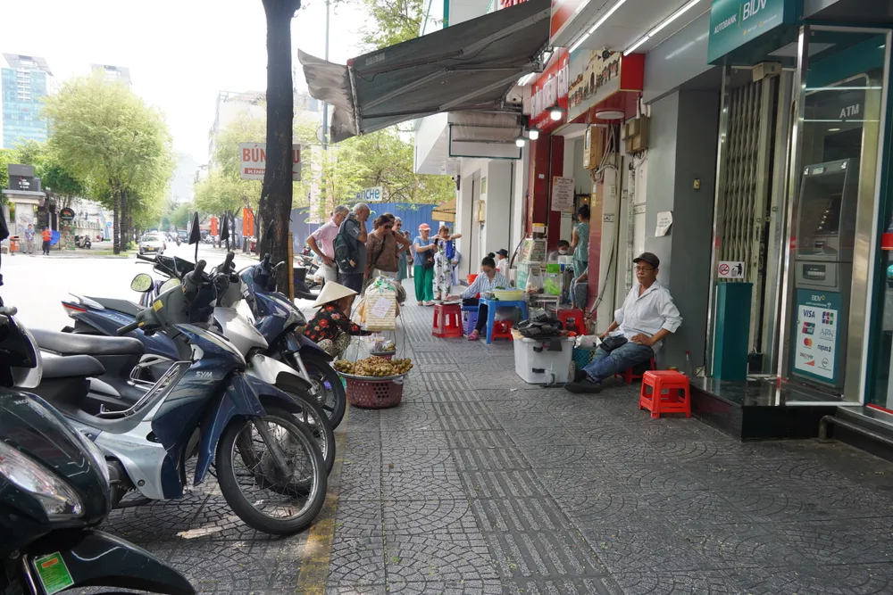 Quy định cho phép sử dụng tạm một phần lòng đường, hè phố có thu phí tạo cơ hội cho những người buôn bán hàng rong có vị trí buôn bán ổn định