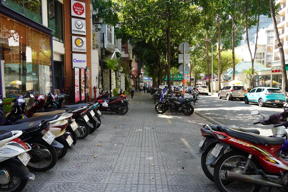 Tuyến đường Chu Mạnh Trinh (phường Bến Nghé) đã được sơn vạch, xe cộ của các hàng quán được sắp xếp ngăn nắp, gọn gàng