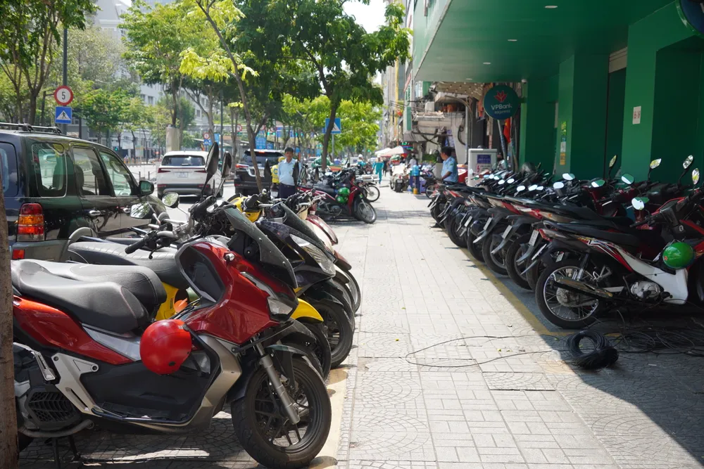 Vỉa hè đường Hàm Nghi (phường Nguyễn Thái Bình) có nhu cầu sử dụng để làm điểm đậu xe của các cơ sở kinh doanh khá cao