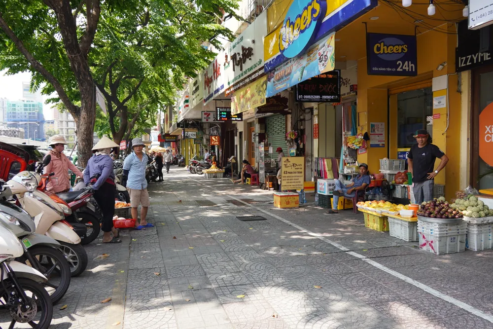 Đường Phan Chu Trinh (phường Bến Thành) bên hông chợ Bến Thành được địa phương bố trí thí điểm làm điểm kinh doanh, mua, bán hàng hóa