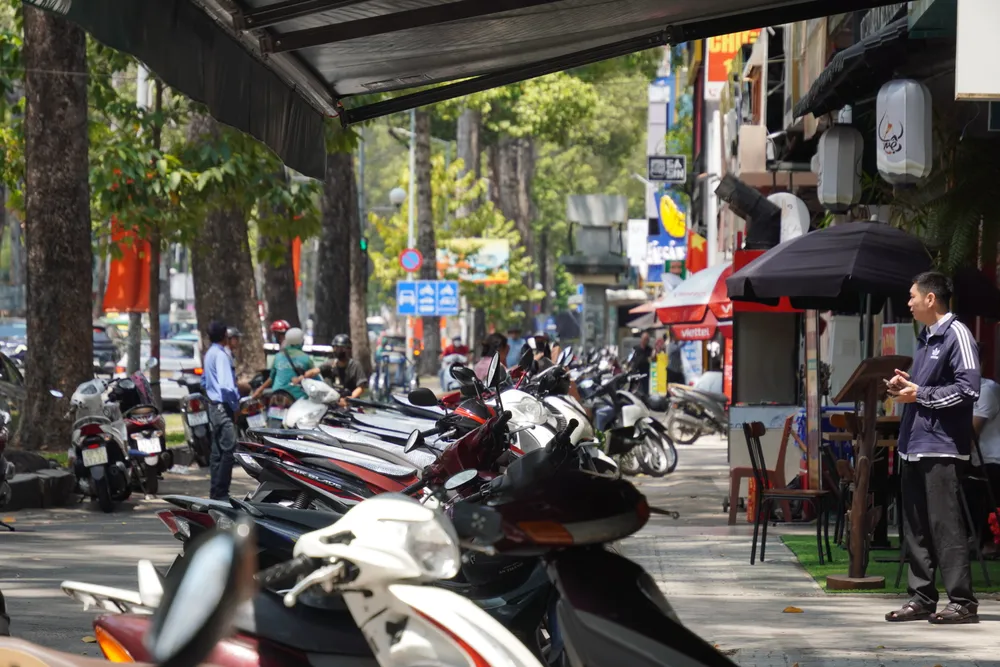 Nhu cầu để xe và bày bán bàn ghế kinh doanh của các cơ sở kinh doanh trên đường Trần Hưng Đạo rất lớn nên dù được bố trí sử dụng tạm một phần vỉa hè, địa phương cũng đã sơn kẻ vạch nhưng lối đi dành cho người đi bộ vẫn bị thu hẹp so với quy định