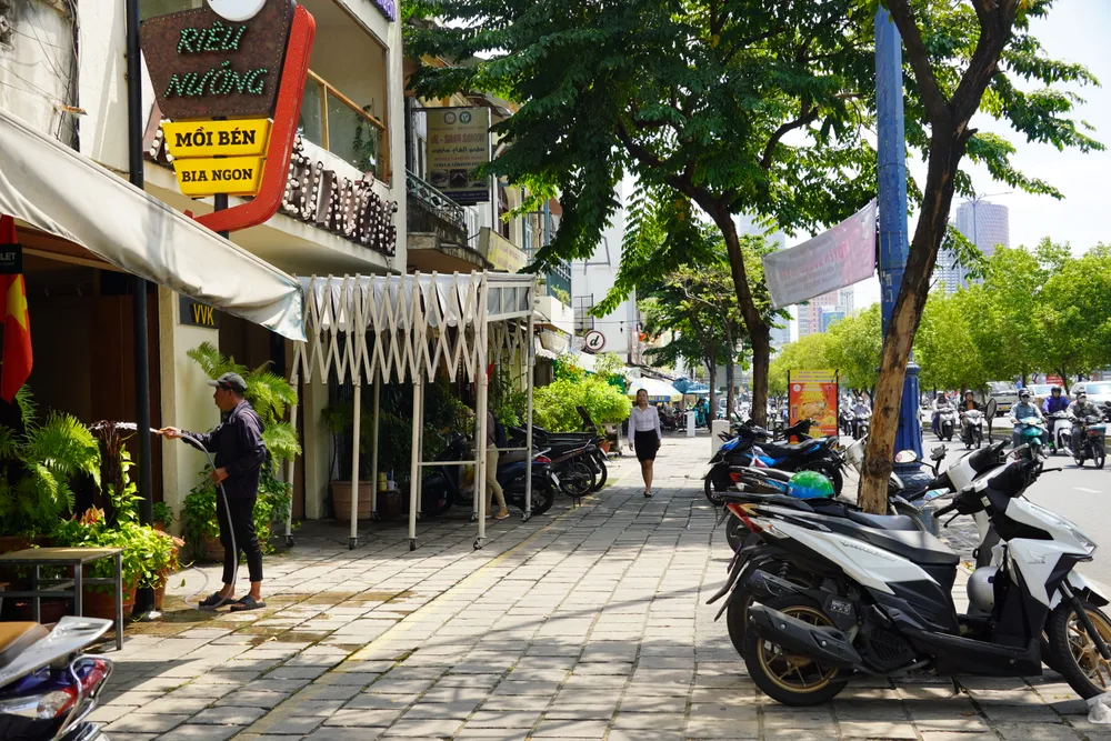 Hết tháng 5, gia đình bà Nguyễn Thị Bút (ngụ phường Cô Giang) phải bàn giao lại cho chủ nhà mặt bằng bà thuê để bán hủ tiếu vào buổi sáng. Đang loay hoay tìm mặt bằng mới, biết thông tin quận 1 ra mắt 11 tuyến đường đủ điều kiện tổ chức làm điểm kinh doanh, mua, bán hàng hóa, bà Bút hy vọng gia đình bà sẽ thuê được một phần vỉa hè để tiếp tục việc buôn bán. Trong ảnh là vỉa hè đường Võ Văn Kiệt (phường Cô Giang)