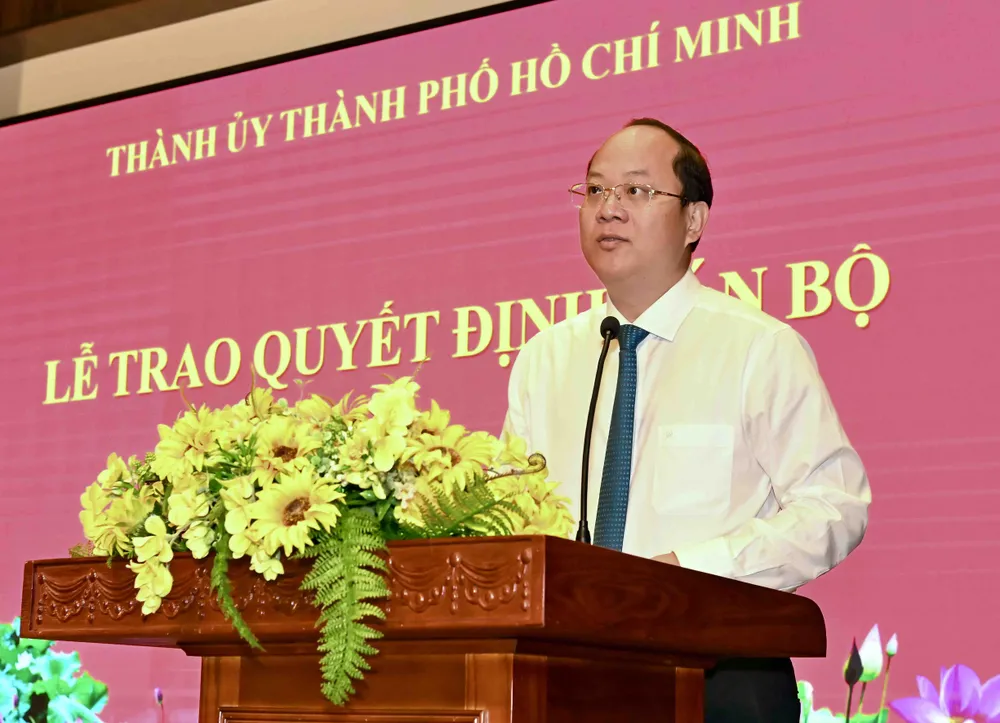 20-5. Trao quyết định cán bộ 1.jpg