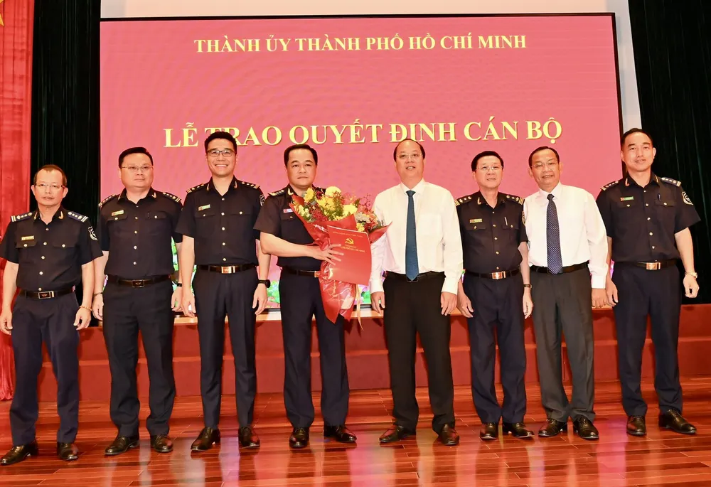 20-5. Trao quyết định cán bộ 2.jpg