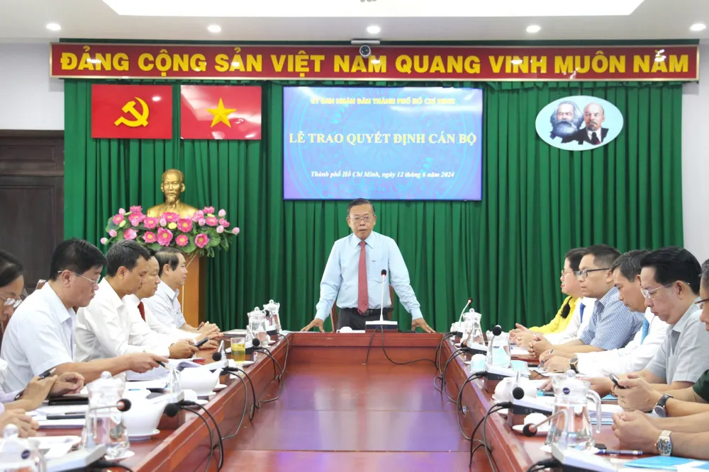 12-6. Trao quyết định Thủ Đức.jpg