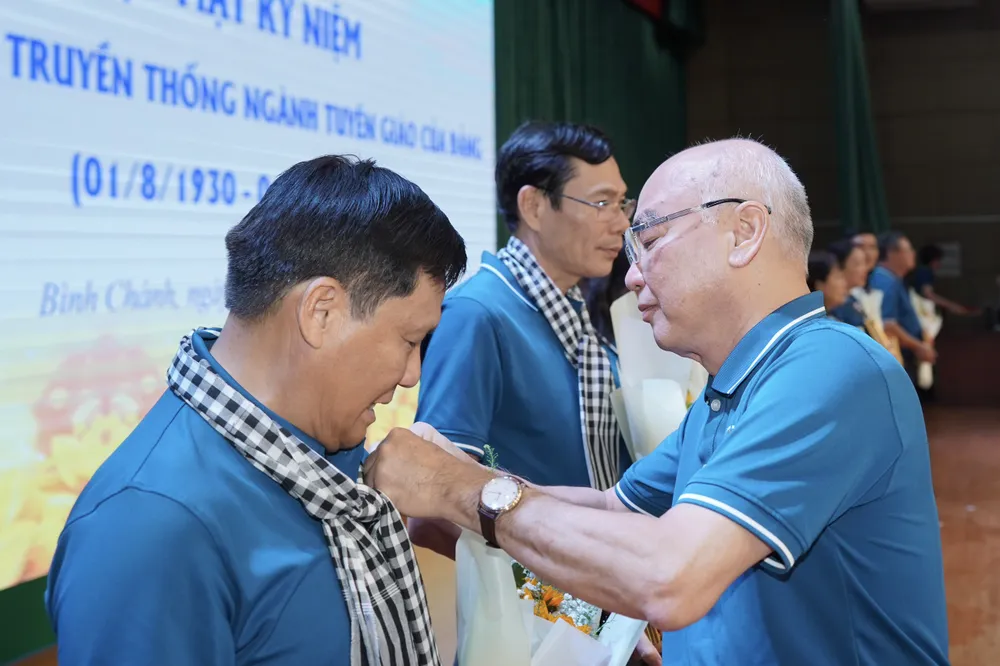 市委宣教处主任潘阮如奎向《西贡解放报》副总编辑、华文《西贡解放日报》总编辑阮玉英颁赠为党宣教事业纪念章。