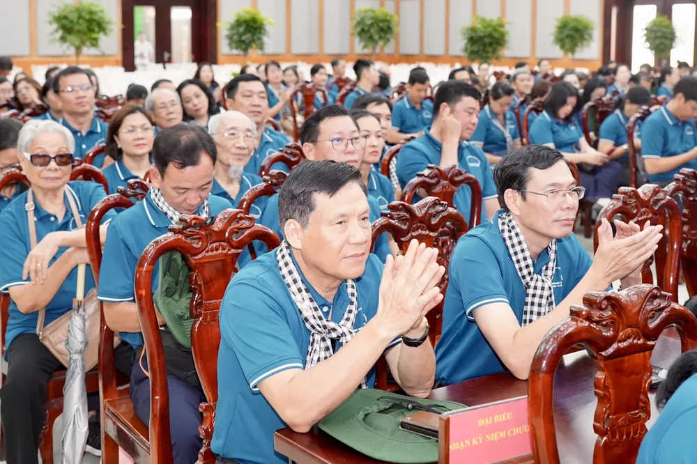 出席聚会的与会代表。