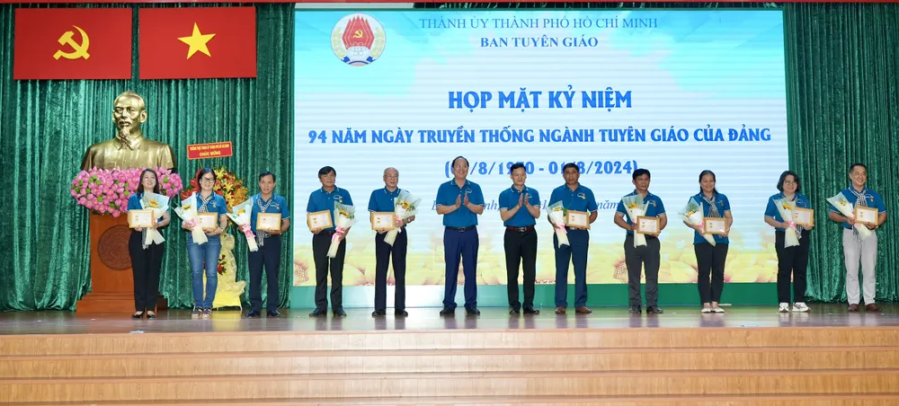 市委常务副书记阮胡海祝贺获得为党宣教事业纪念章的个人。