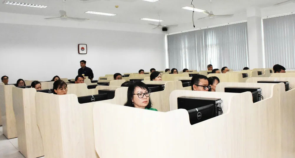 27-8. Thi ngạch công chức 1.jpg