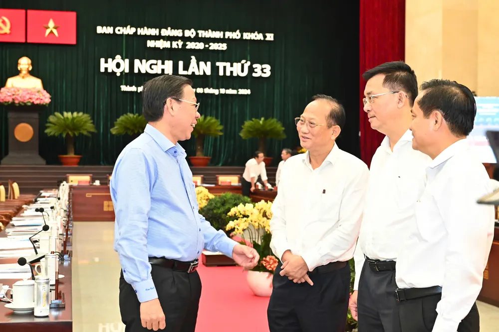 Mr. Phan Van Mai, Chairman of the People's Committee of HCMC, discusses with delegates at the conference.