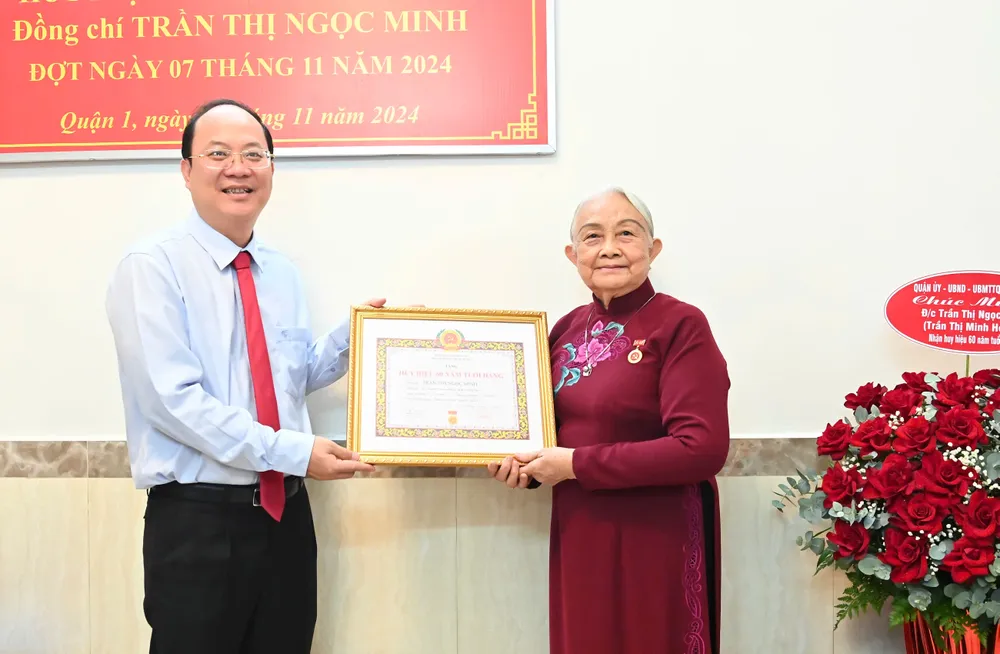 4-11. Anh HH trao HHĐ 2.jpg