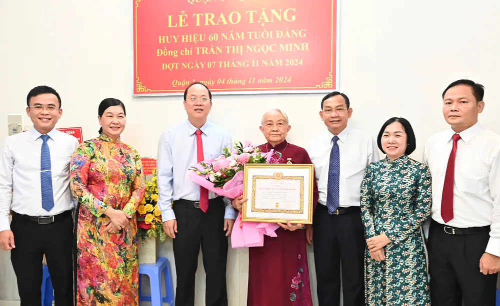 4-11. Anh HH trao HHĐ 3.jpg