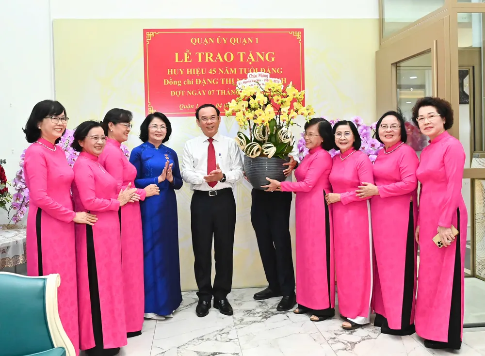 Tại buổi lễ, các đồng chí nguyên lãnh đạo Nhà nước, nguyên lãnh đạo TPHCM cũng tặng hoa chúc mừng đồng chí Nguyễn Văn Nên, Ủy viên Bộ Chính trị, Bí thư Thành ủy TPHCM tròn 4 năm nhận công tác tại thành phố. Ảnh: VIỆT DŨNG