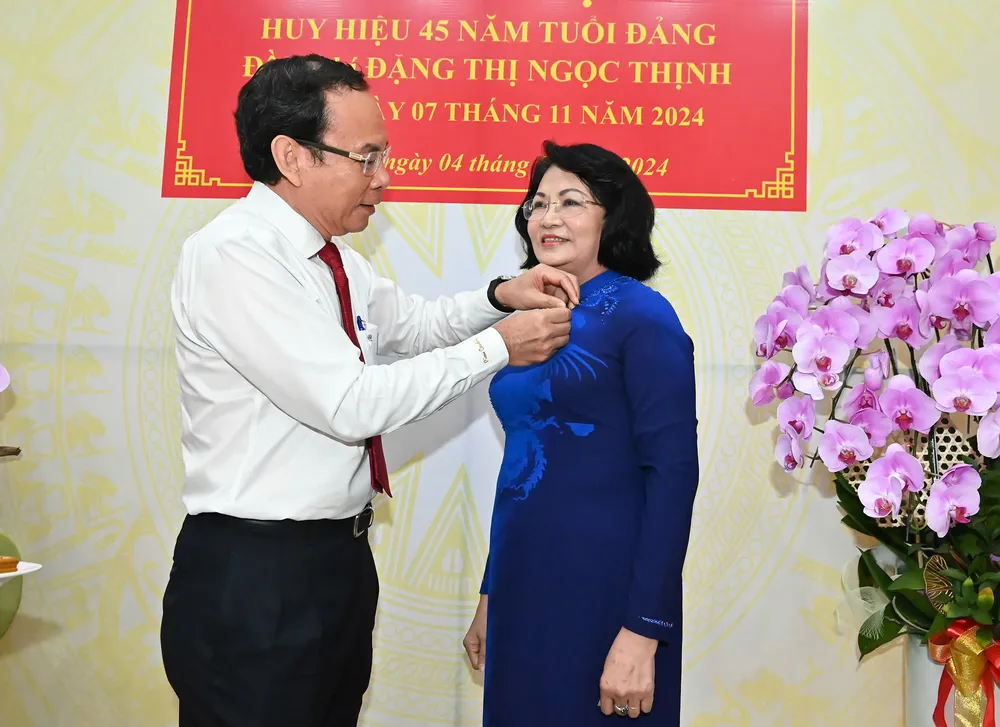 Bí thư Thành ủy TPHCM Nguyễn Văn Nên trao Huy hiệu 45 năm tuổi Đảng đến đồng chí Đặng Thị Ngọc Thịnh. Ảnh: VIỆT DŨNG