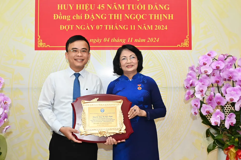 Bí thư Đảng ủy phường Tân Định, quận 1 Phạm Xuân Khánh chúc mừng đồng chí Đặng Thị Ngọc Thịnh nhận Huy hiệu 45 năm tuổi Đảng. Ảnh: VIỆT DŨNG