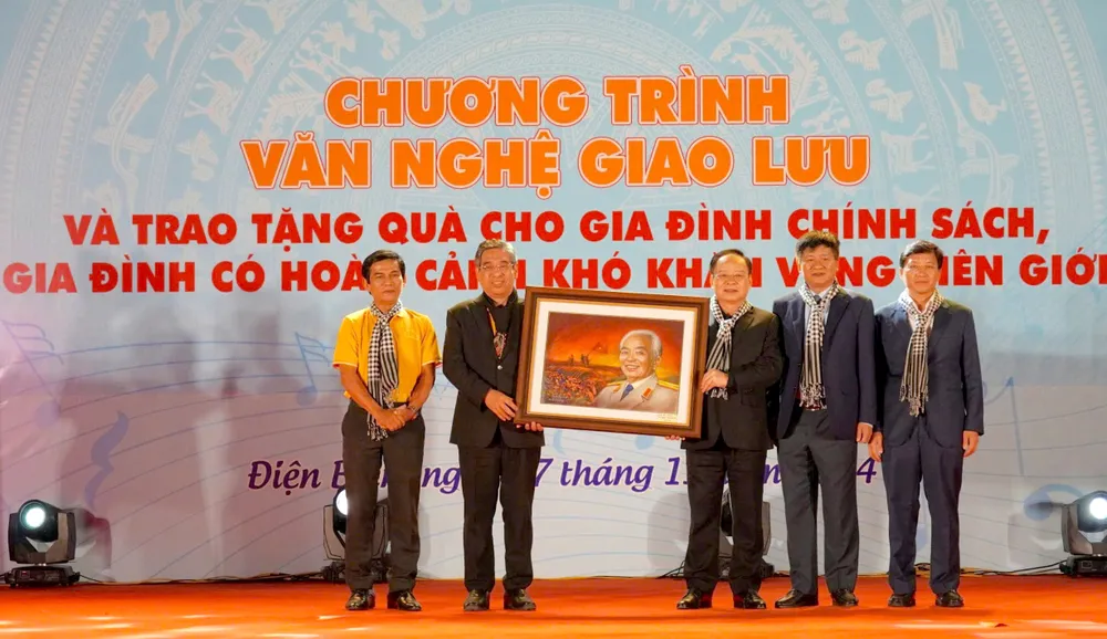 Phó Bí thư Thành ủy TPHCM Nguyễn Phước Lộc tặng bức tranh do họa sĩ Lê Sa Long (thành viên đoàn văn nghệ sĩ TPHCM) vẽ đến tỉnh Điện Biên