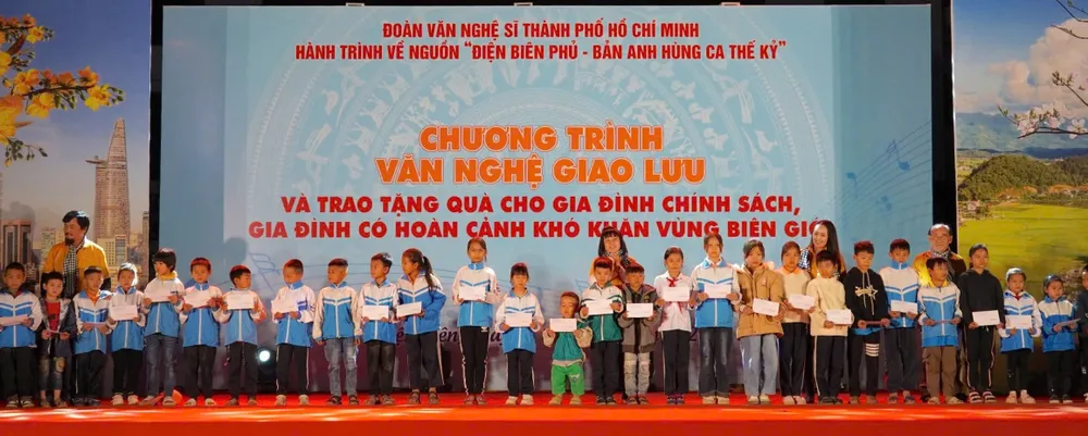 Đoàn văn nghệ sĩ TPHCM tặng quà đến các em học sinh hoàn cảnh khó khăn xã Thanh Luông, tỉnh Điện Biên