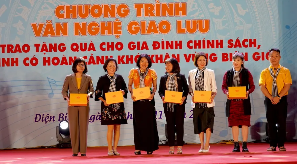 Nhà thiết kế Nguyễn Việt Hùng tặng vải áo dài lưu niệm cho đồng chí Trưởng Ban Tuyên giáo Tỉnh ủy tỉnh Điện Biên và tặng áo thun thiết kế về Điện Biên cho các đồng chí lãnh đạo tỉnh