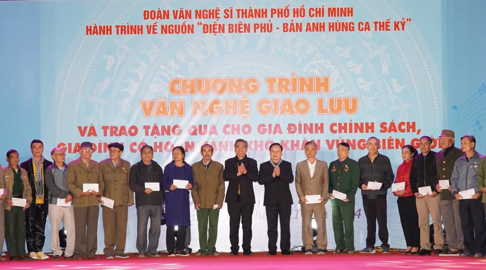 Đại diện các gia đình chính sách nhận quà từ đoàn văn nghệ sĩ TPHCM
