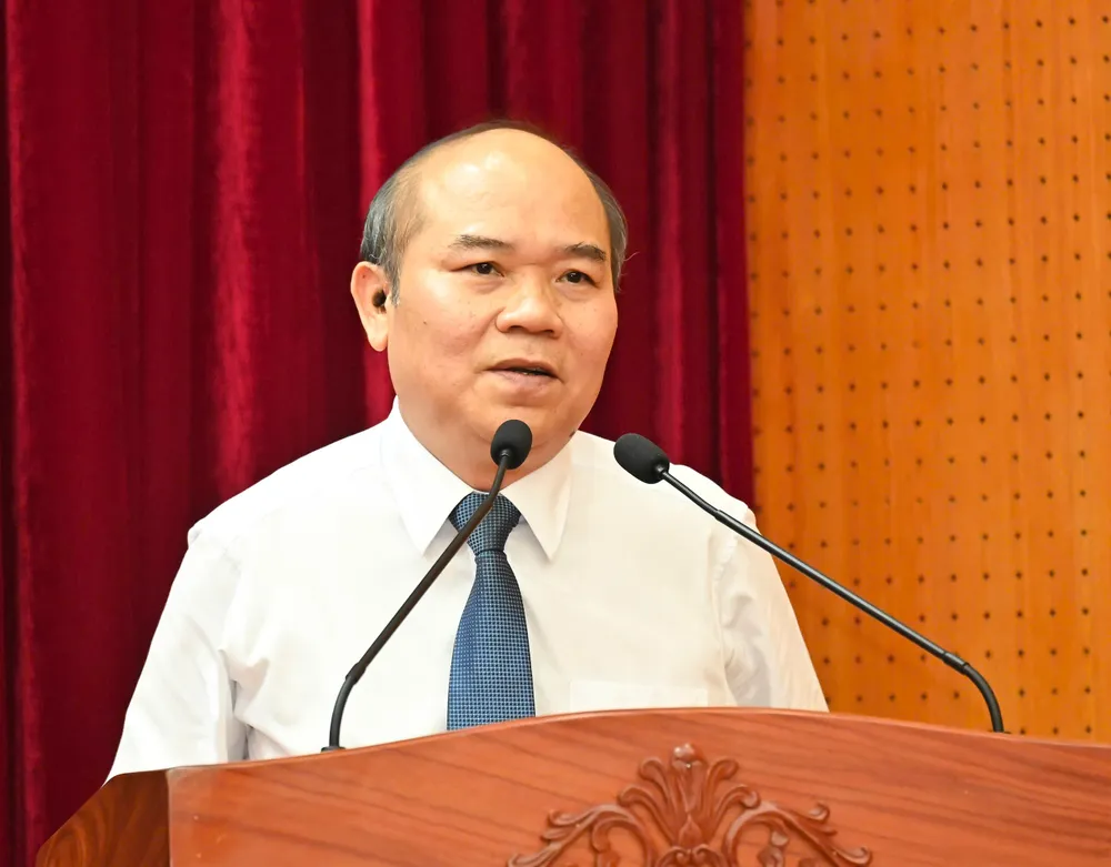 Chánh Thanh tra TPHCM Trần Văn Bảy thay mặt các đồng chí nhận quyết định phát biểu nhận nhiệm vụ. Ảnh: VIỆT DŨNG