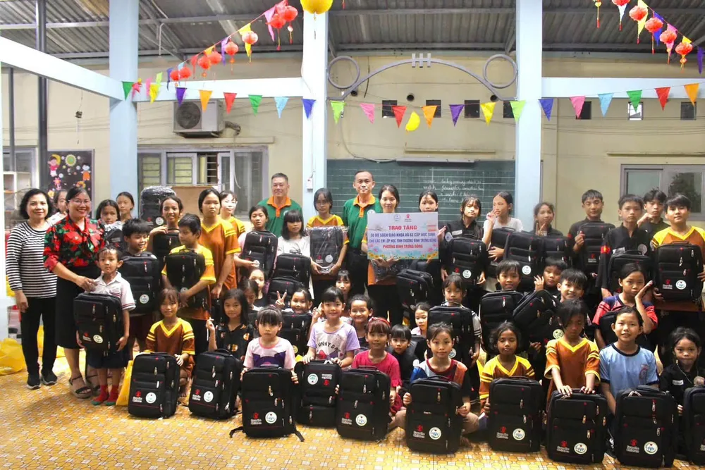 31-12. Tặng cặp sách.jpg