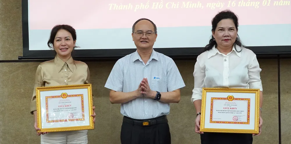 Bí thư Đảng uỷ Viễn thông TPHCM trao giấy khen.JPG