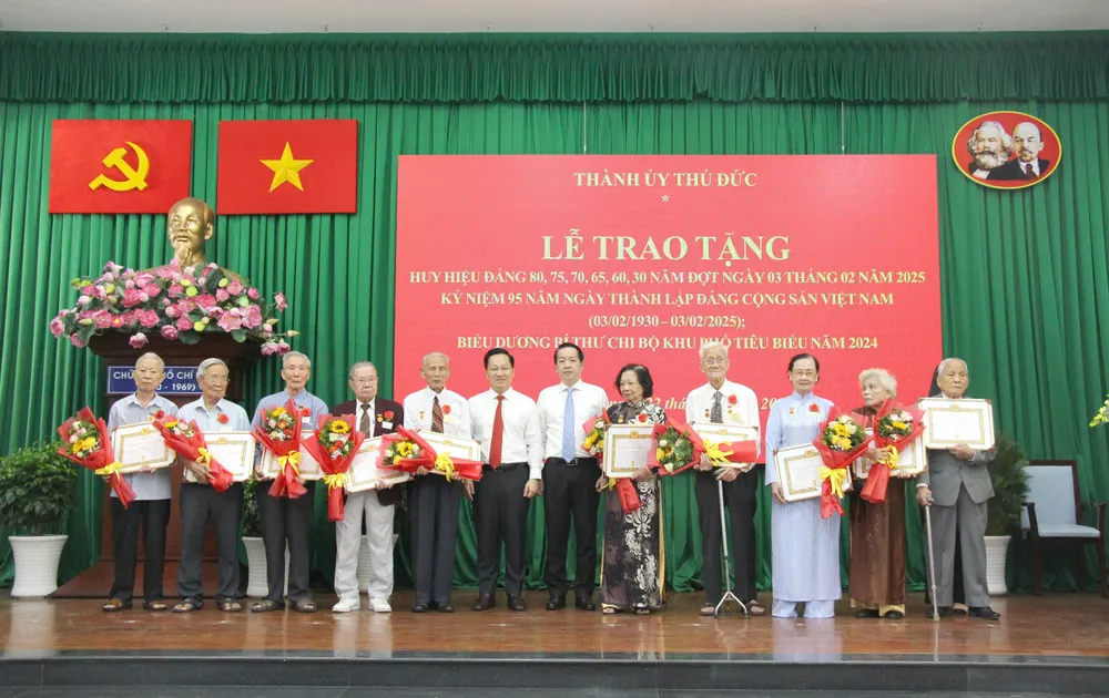 22-1. TĐ trao HHĐ 2.jpg